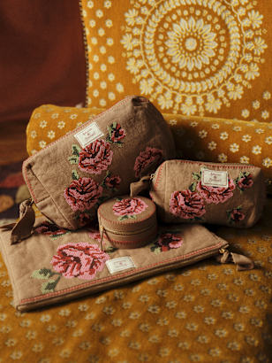 国内配送★セザンヌ 花柄 プリント 麻キルト ジュエリー ポーチ ホームウェア：アクセサリー＆オブジェ｜レディース｜Sézane