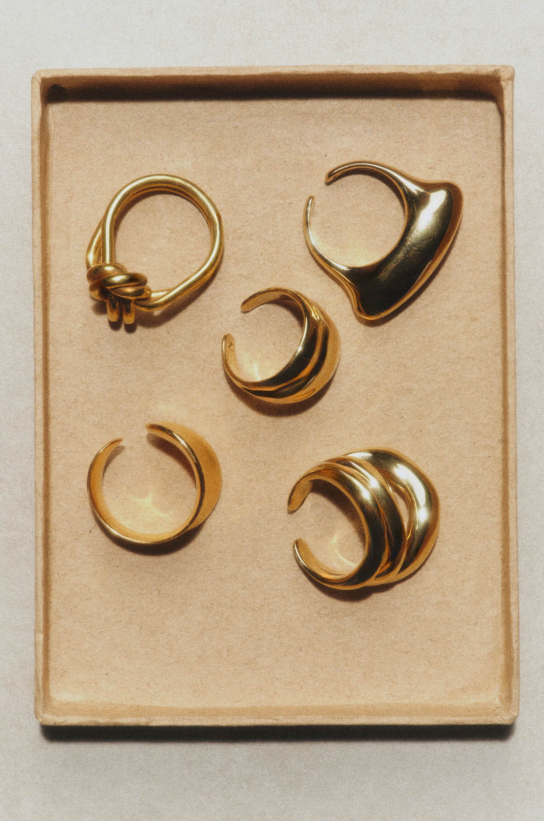 ジュエリー : エレガントで洗練されたアイテム | レディースウェア