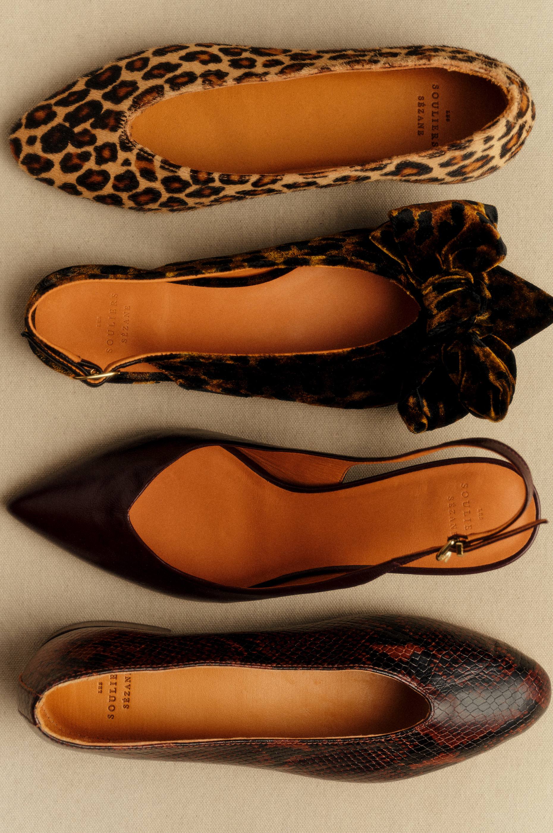 フットウェア：シューズ、クロッグ、アンクルブーツ、スニーカー