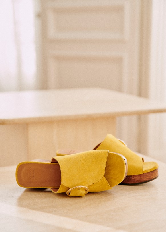Mustard 2025 yellow clogs