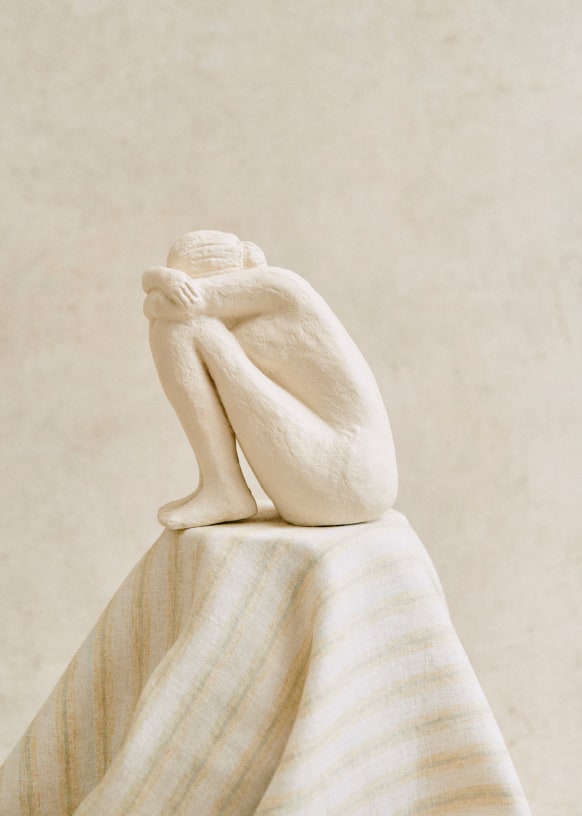 Sculpture Guénolée Courcoux - Femme assise grand modèle - Ecru - Octobre  Éditions