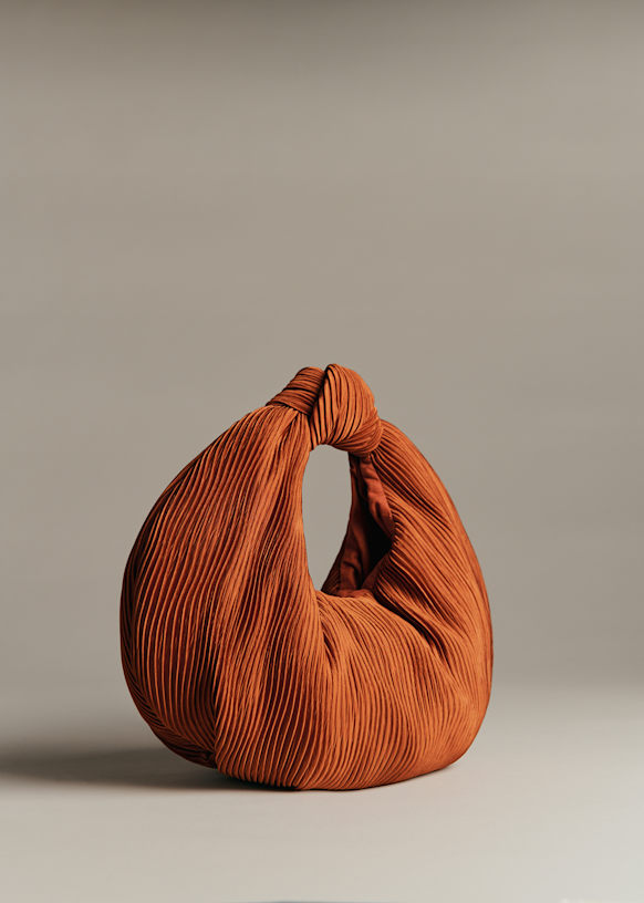 Round pleated satin tote - Rust - GRS certified recycled polyester