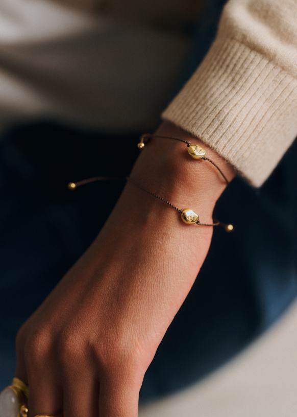 Cléo ブレスレット - チョコレート - レター A - リサイクル真鍮 - Sézane