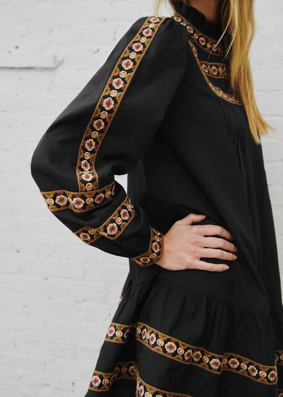 Aliette ドレス - Sézane x Sea NY - ブラック地 バンド配置刺繍