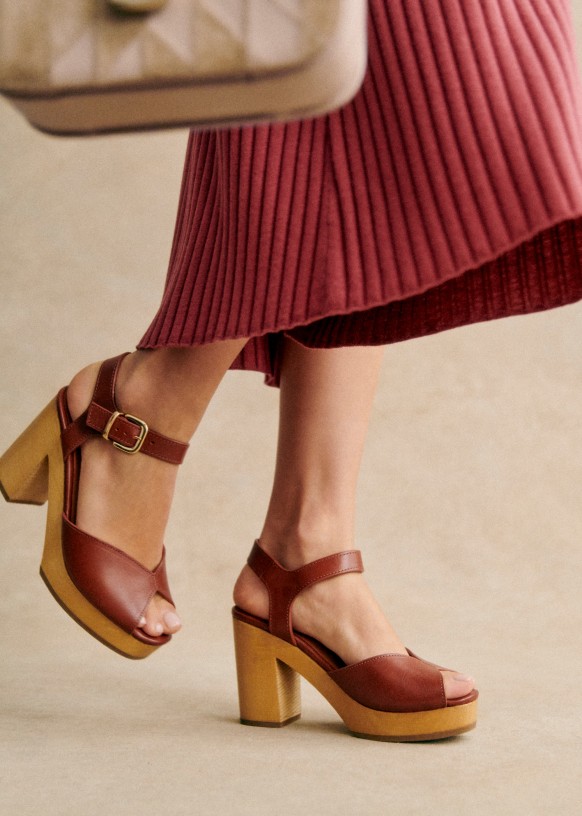 Heeled clogs with crossed straps in brown leather | Jonak