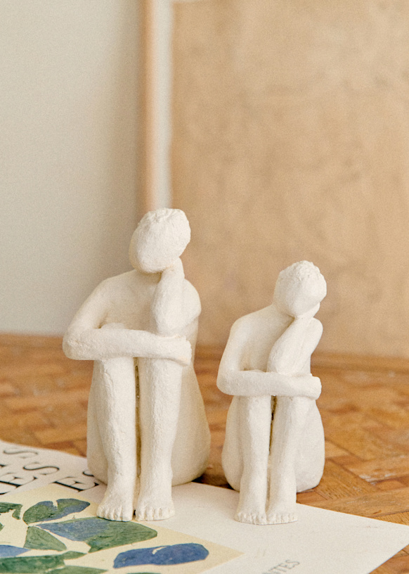 Sculpture Guénolée Courcoux - Femme dans ses pensées petit modèle