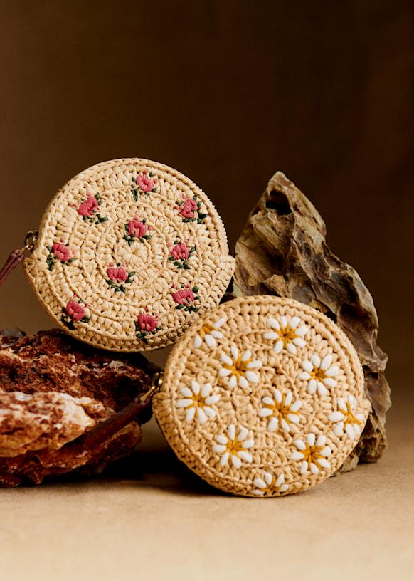 パリ発【SEZANE】Nicole ラフィア マーガレットコインケース Nicole Coin Purse - Embroidered Pink Flowers Raffia - Raffia