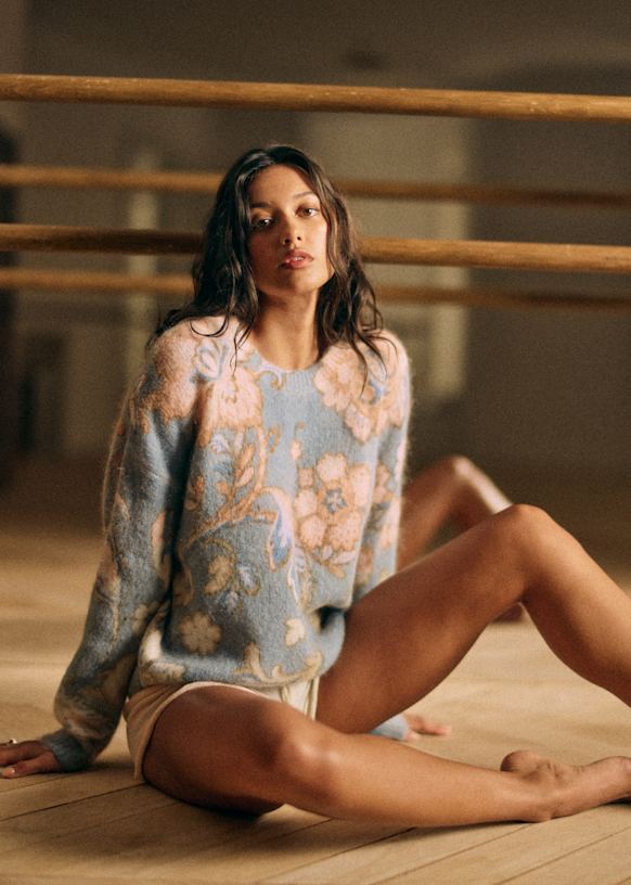 Hélène セーター - Flowers on Blue Background - キッドモヘア - Sézane