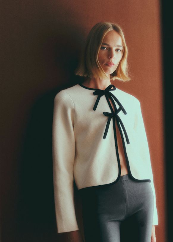 Susie カーディガン - 黒の詳細付きエクリュ - Sézane