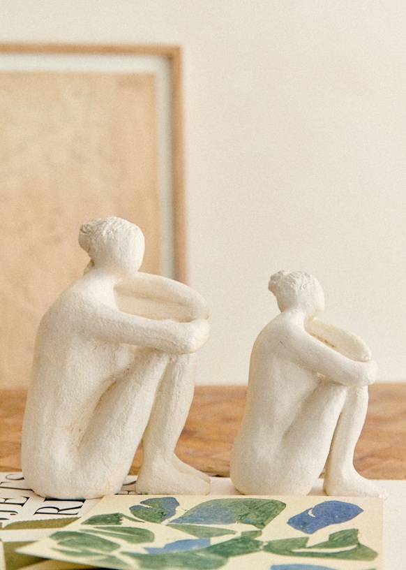 Sculpture Guénolée Courcoux - Femme dans ses pensées petit modèle - Ecru - Plâtre - Sézane