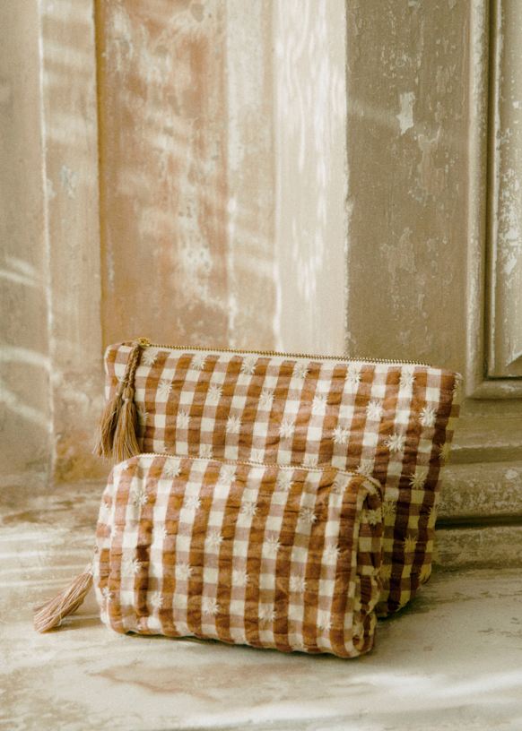 関税込★セザンヌ 花柄刺繍入り コットン ビューティーポーチ 花柄刺繍の大きなファスナーつきポーチ - キャメル - Sézane