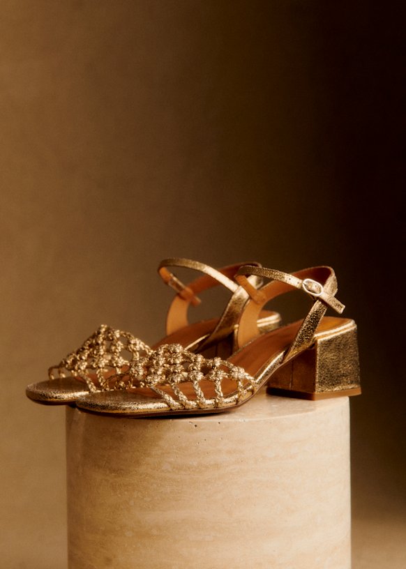 【SEZANE】 編み込みレザーが上品！ストラップ フラットサンダル Roxanne ローサンダル - スムースブラックヘリテージ - 植物