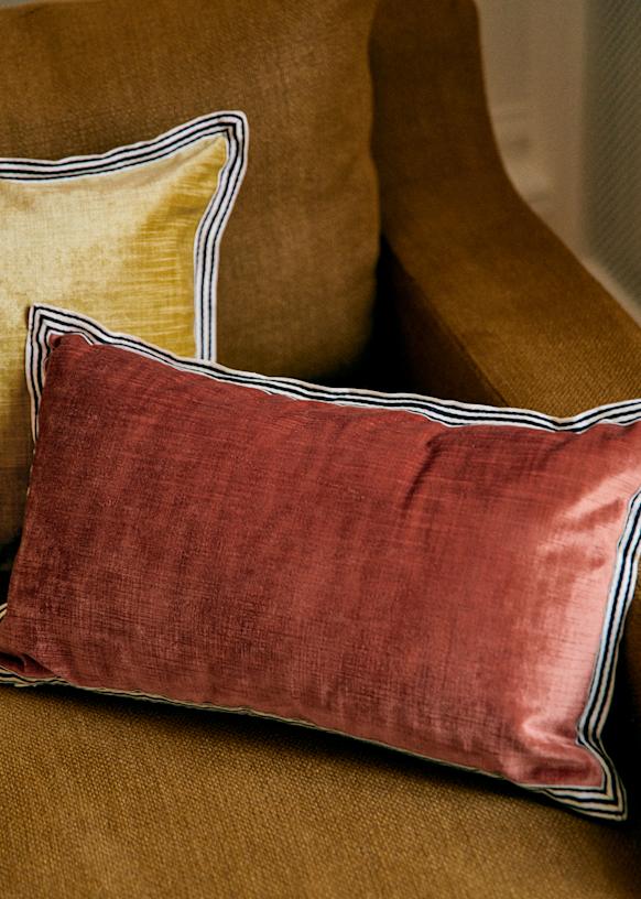 Small velvet pillows discount