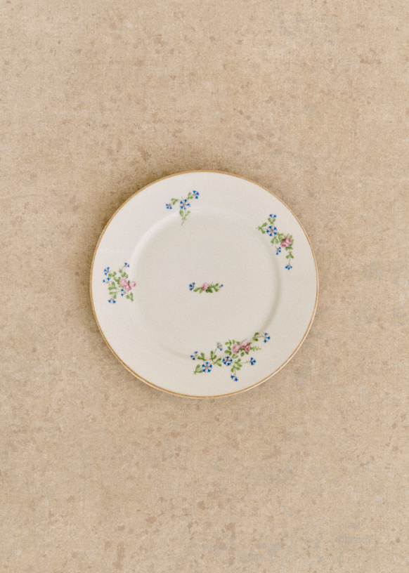 Lot de 12 anciennes assiettes à dessert ajourées, en porcelaine, décor monarques