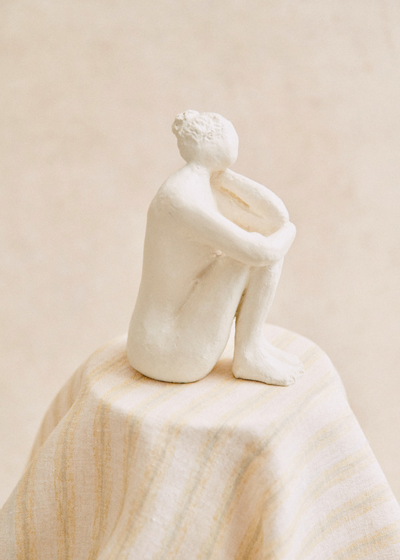 Sculpture Guénolée Courcoux - Femme dans ses pensées petit modèle