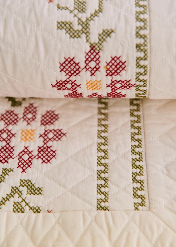 Embroidered quilt Sézane x Lucia Vergara Ecru Cross-Stitch Bordeaux and  Blush