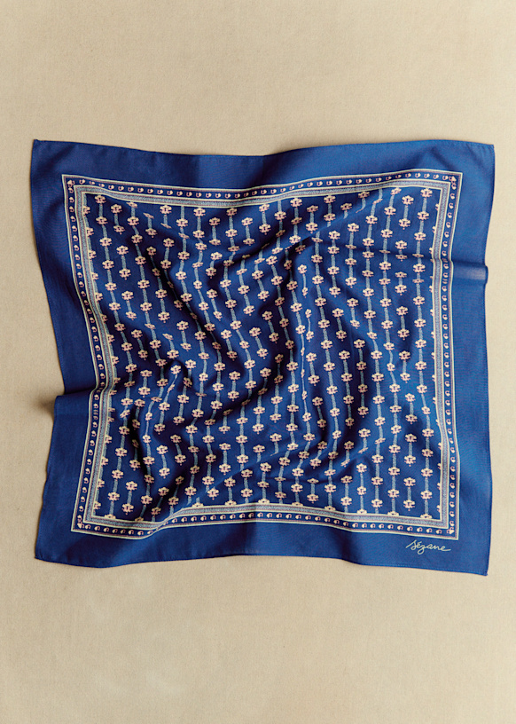 Foulard Gaston - Petites fleurs roses fond bleu