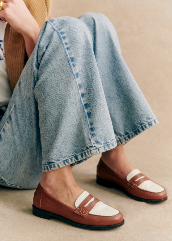 Traje azul con 2025 mocasines