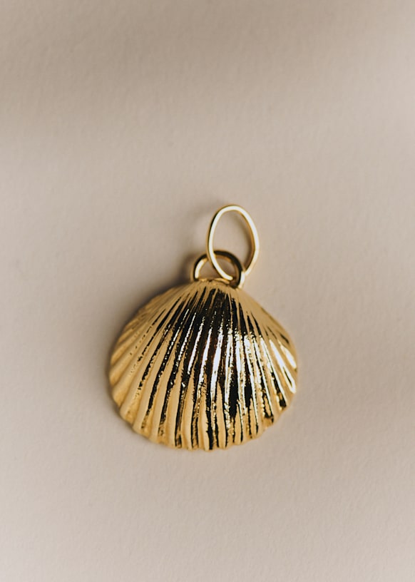 Irma Charm - Gold Shell - Mostly recycled tin - Sézane