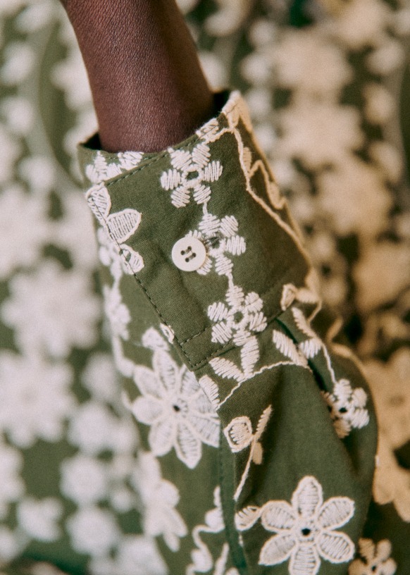 Tom シャツ - カーキ／エクリュ刺繍 - オーガニックコットン - Sézane