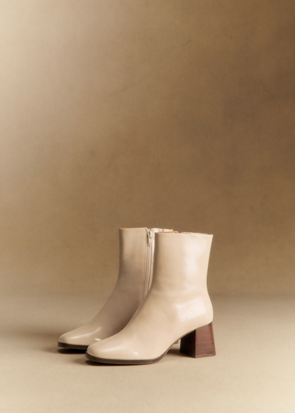 【新品未使用】Sézane セザンヌ エナメル アンクルブーツ Axelle アンクルブーツ - ホワイトエナメル - パテントカウハイド