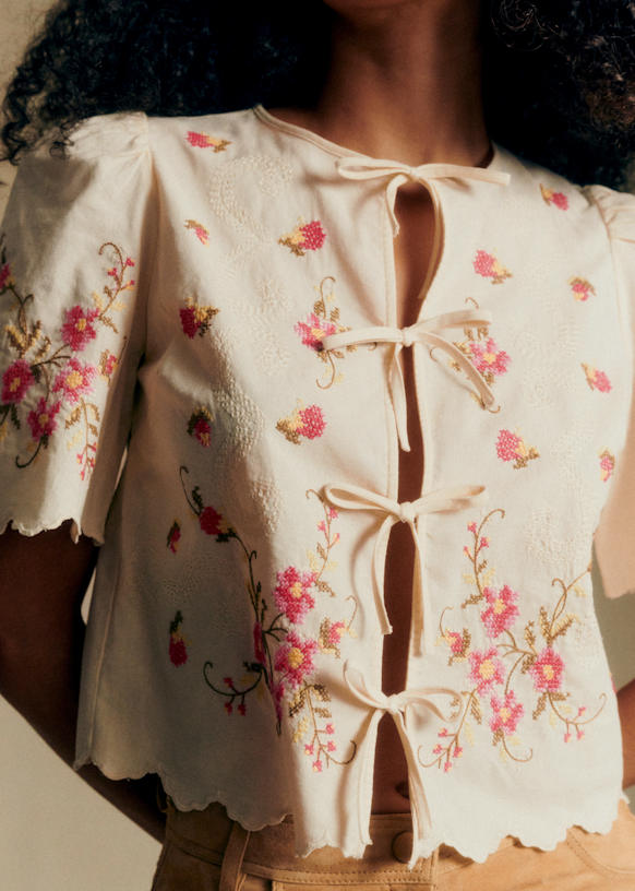 sezane セザンヌ 花柄　刺繍　フリル　半袖ブラウス　シルク混 パリ発送♪【Sezane】Emma Vネック刺繍入りブラウス (多色有り