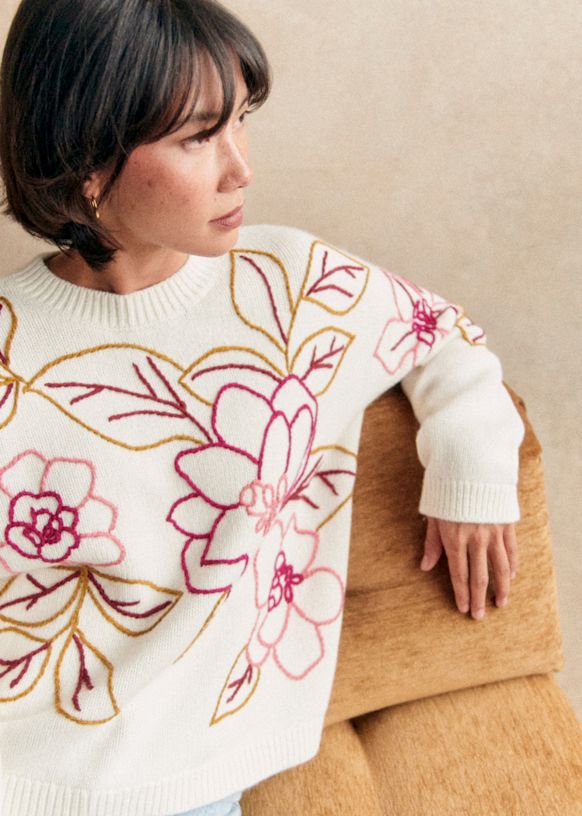 Doris セーター - 刺繍ピンクの花エクリュの背景 - メリノウール - Sézane