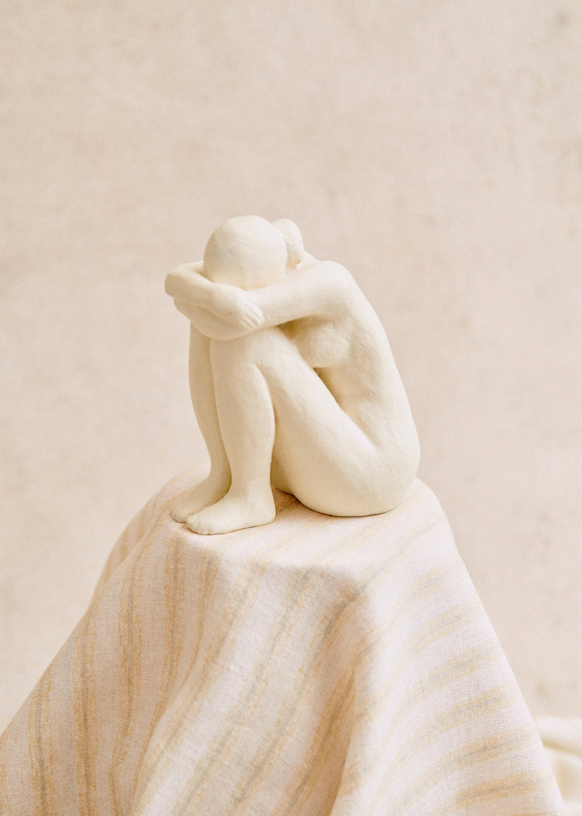 Sculpture Guénolée Courcoux - Femme assise petit modèle