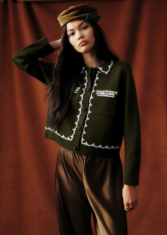 Betty カーディガン - Sézane x Baziszt - カーキエクリュの刺しゅう