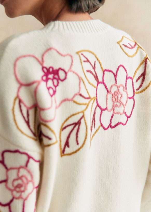 Doris セーター - 刺繍ピンクの花エクリュの背景 - メリノウール - Sézane