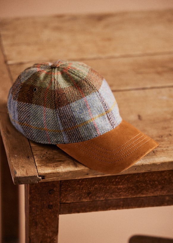 Porte casquette ou chapeau en bois et cuir. Fabrication Française.