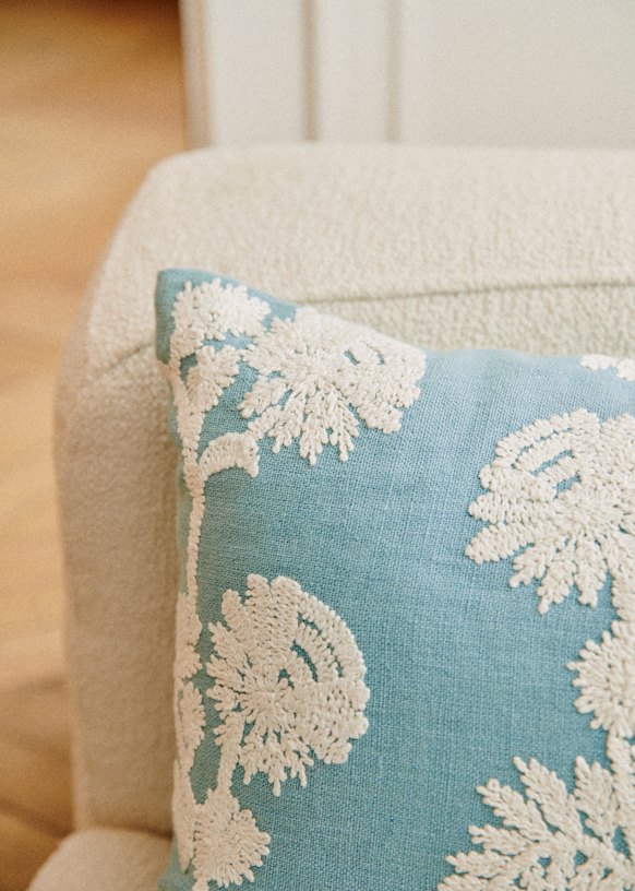 Grand Coussin Ovale Brodé Ancien – Fleurs Jaune Et Bleu, Fait Main France