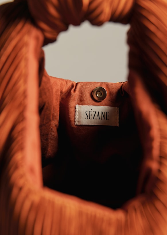 Round pleated satin tote - Rust - GRS certified recycled polyester