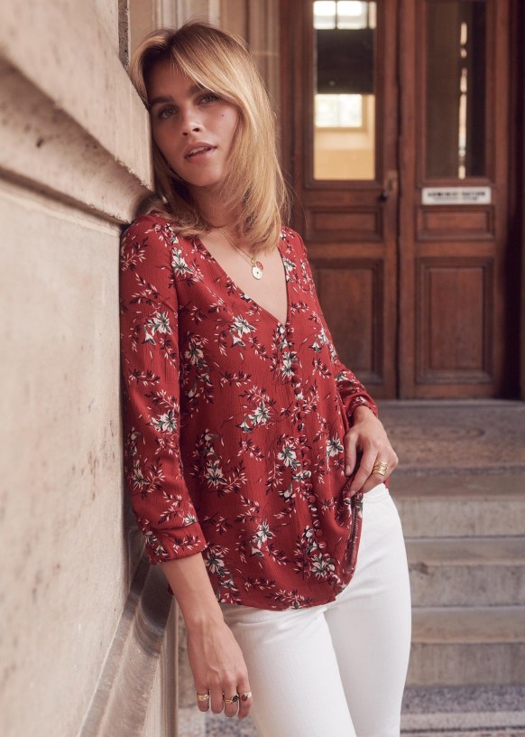 Héloise blouse. - Folk Background Flower Printed Floor Tile - Silk - Sézane
