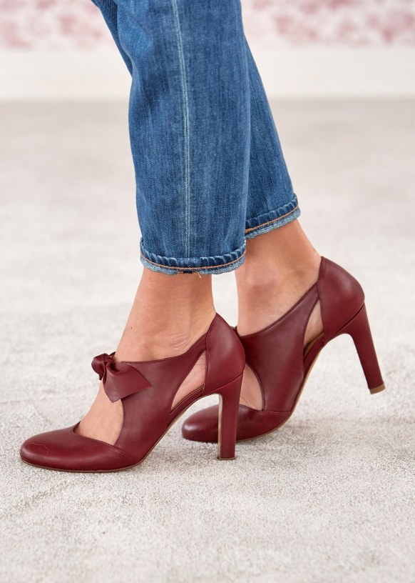 Burgundy t 2024 strap heels