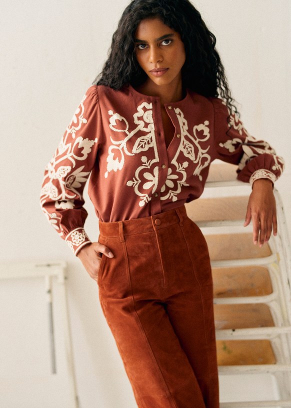 Felicianne ブラウス - ブリック地にエクリュの刺しゅう