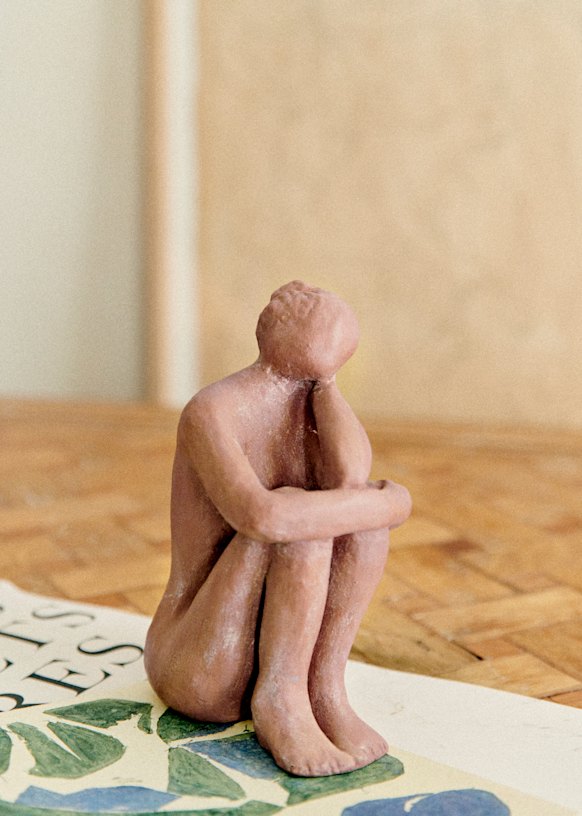 Sculpture Guénolée Courcoux - Femme dans ses pensées petit modèle