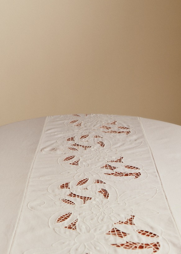 Elegante Copertura Per Comodino Con Fiori Ricamati | Tovaglia Di Design Lavabile In Lavatrice | Blu 110x40 Cm