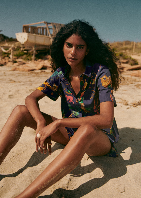 Livia Shirt - Sézane x G.KERO - The Animals Navy background