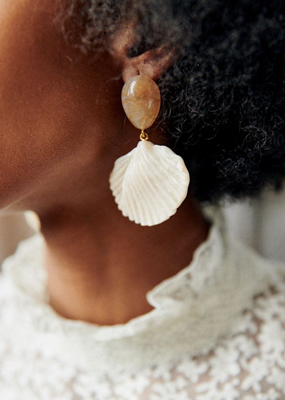 年末のプロモーション特価！ Islaピアス - エクリュ - 樹脂 - Sézane アクセサリー