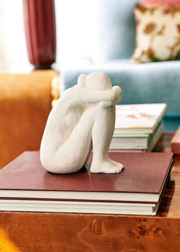 Guénolée Courcoux Sculpture - Seated woman small model - Ecru