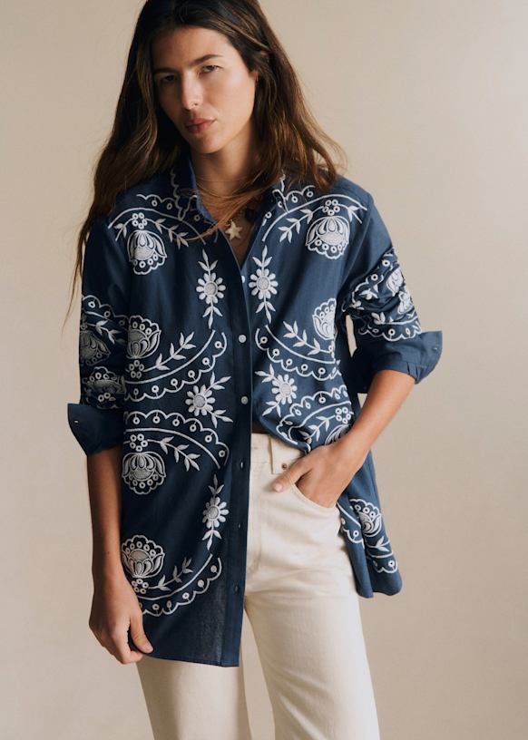 Maxy シャツ - ントラスト刺繍 エクリュ スレートブルー背景