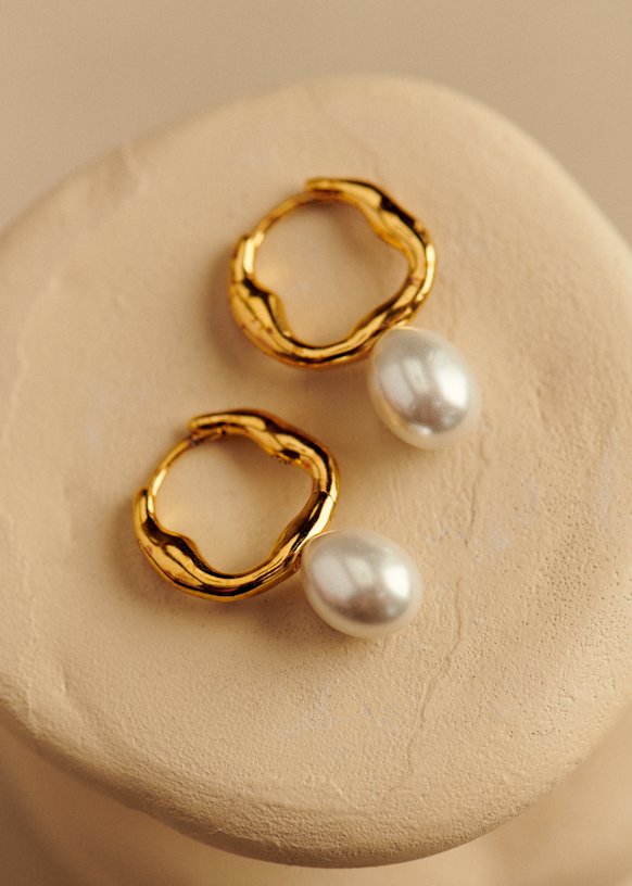 Sézane セザンヌ　ピアス ALICE ゴールド マザーオブパール Alice Hoops - Mother-of-pearl Pendant - Majority recycled brass