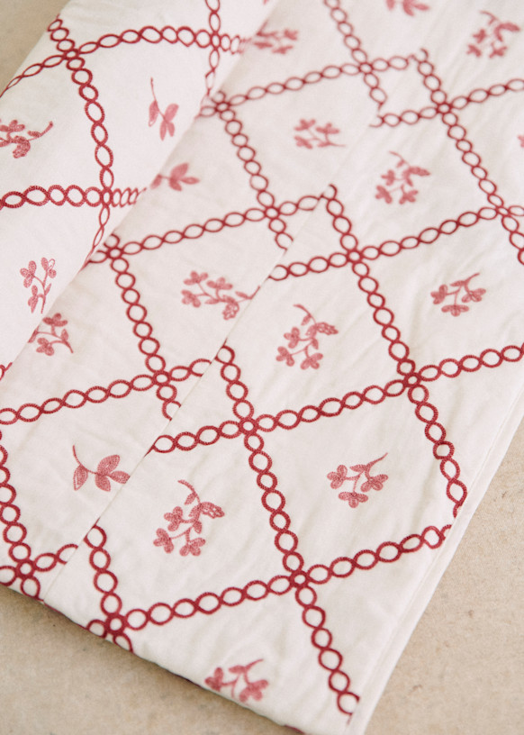 Embroidered quilt - Sézane x Lucia Vergara - Ecru Cross-Stitch Bordeaux and Blush - Cotton-linen textiles - Sézane