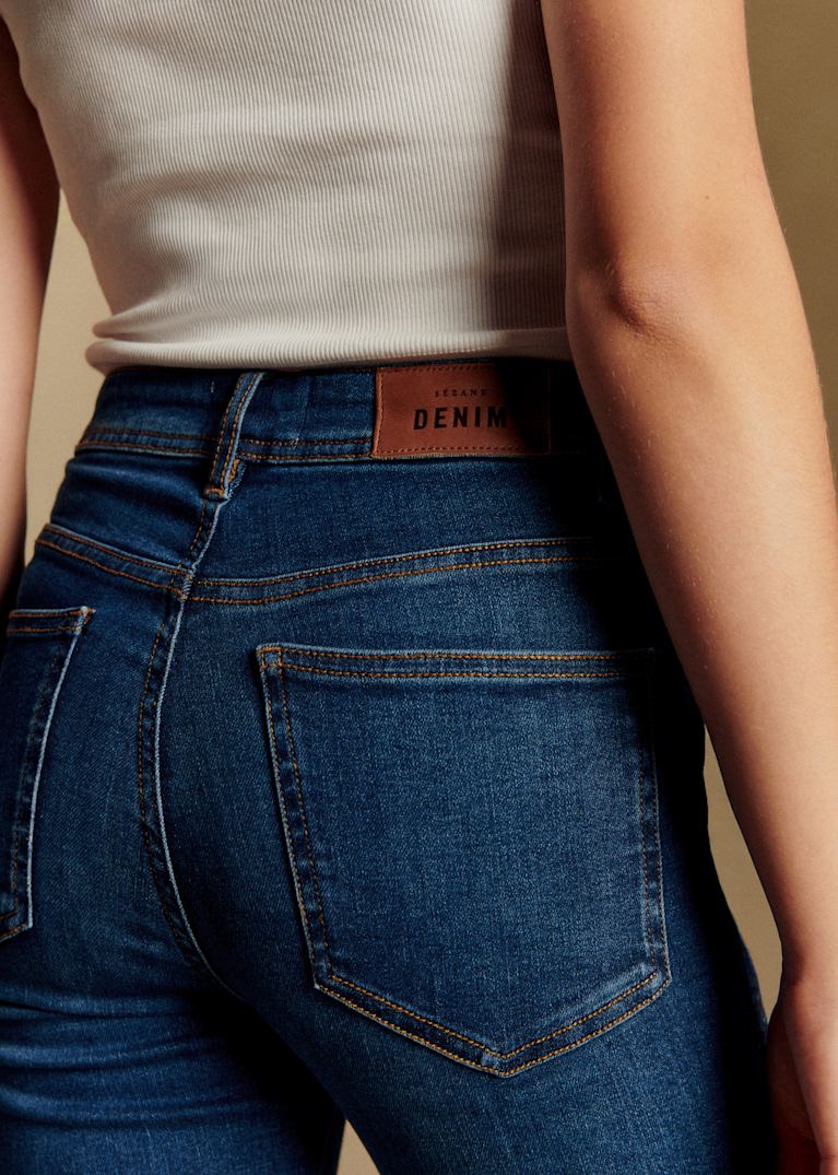 デニム：ハイウェスト、ローライズ、スリムフィットジーンズ