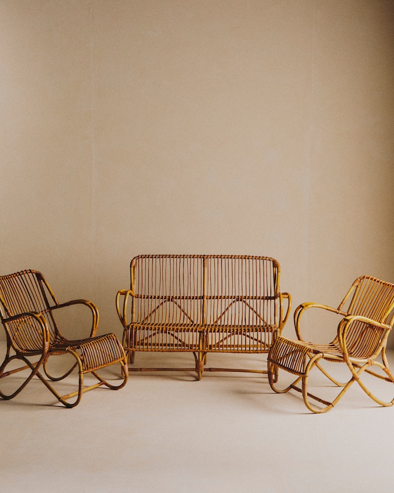 ENSEMBLE BANQUETTE ET DEUX FAUTEUILS EN ROTIN ANNÉES 60