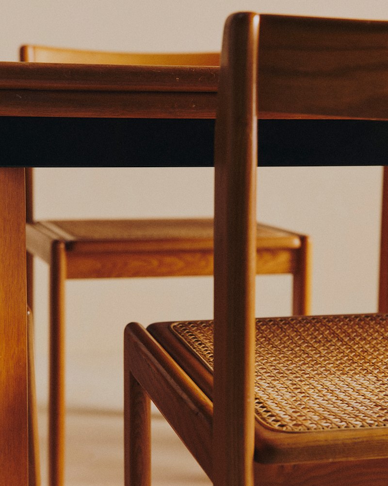 ENSEMBLE VINTAGE TABLE À MANGER ET 4 CHAISES VINTAGE EN BOIS MASSIF