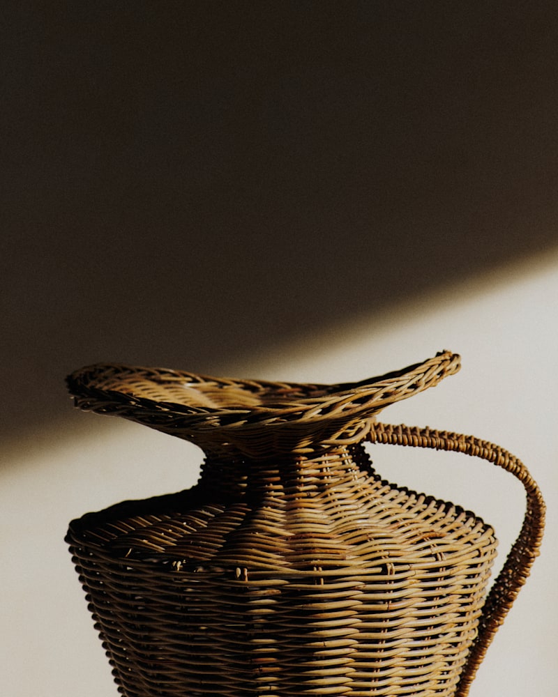 VASE AMPHORE VINTAGE EN ROTIN