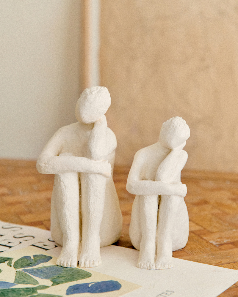 SCULPTURE GUÉNOLÉE COURCOUX - FEMME DANS SES PENSÉES PETIT MODÈLE