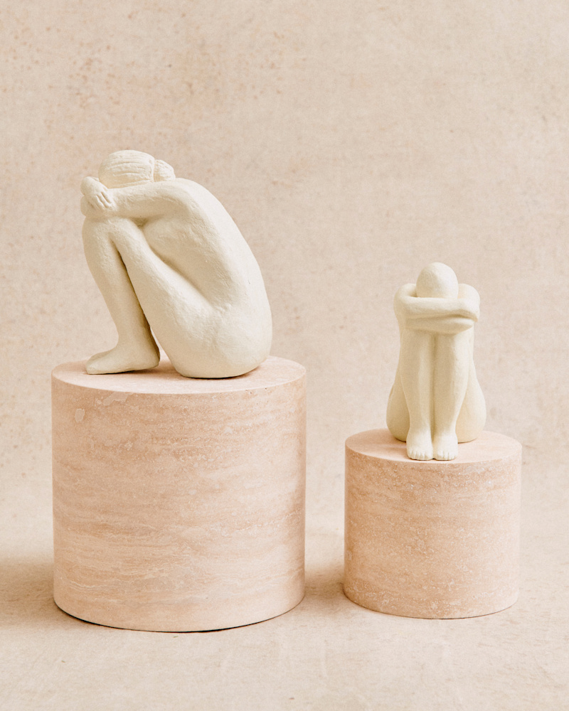 SCULPTURE GUÉNOLÉE COURCOUX - FEMME ASSISE PETIT MODÈLE